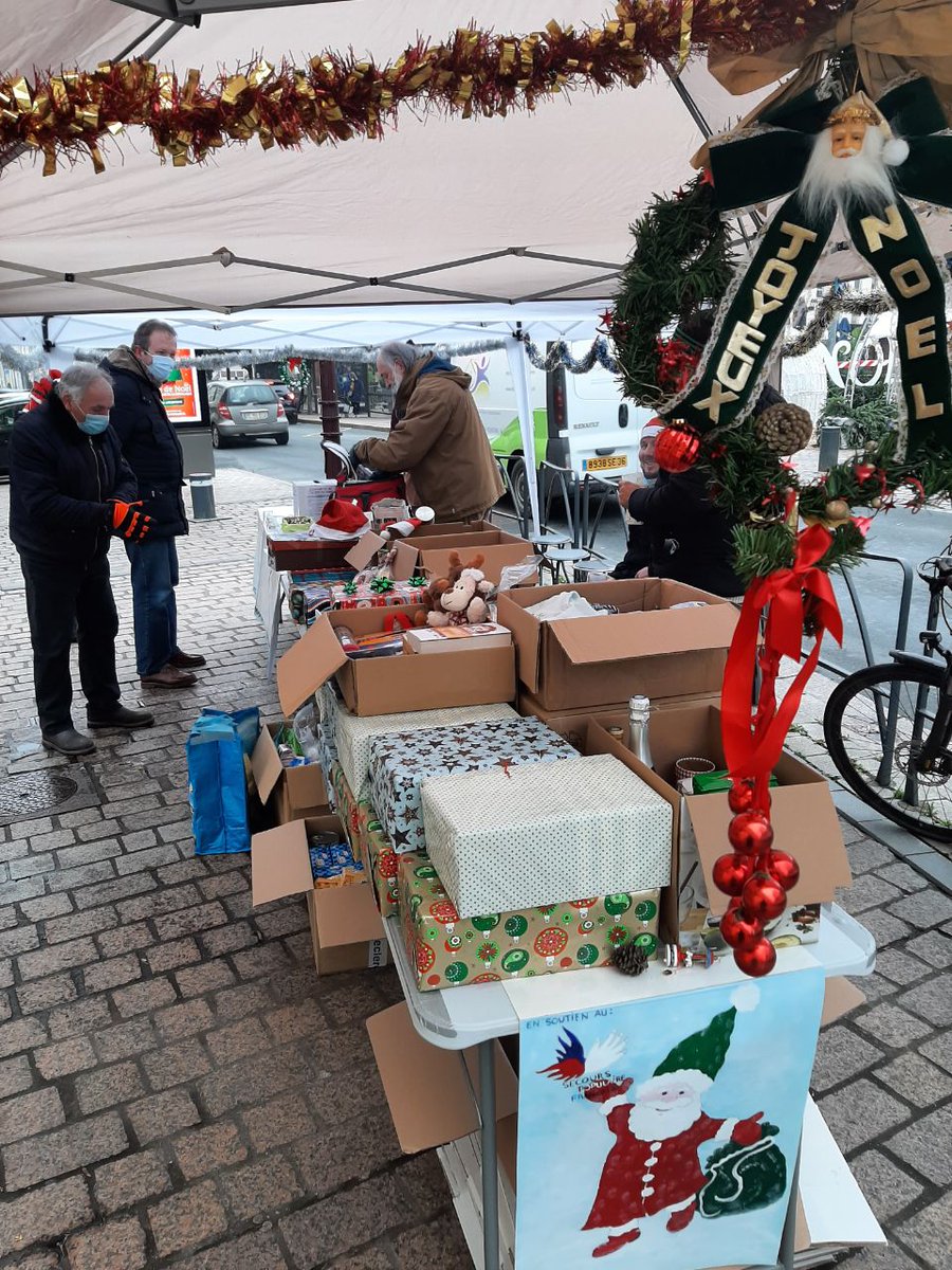 ChtxCitoyen's tweet photo. Ce 29 décembre, les membres de la @LFI36 et de @ChtxCitoyen remettent au Secours populaire 36 les nombreux cartons de nourriture et produits d'hygiène récoltés le 26 décembre. 2 jours d'action pour être utiles à ceux qui en ont le plus besoin dans cette période hivernale. 😊 https://t.co/hjnsANOyva