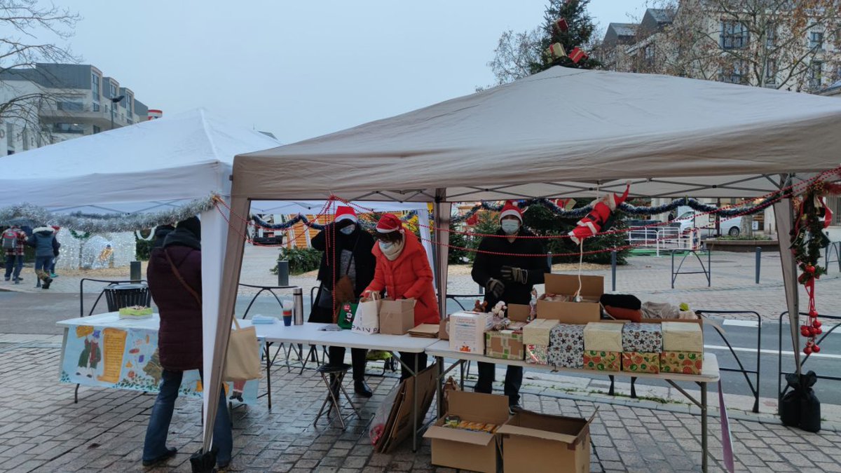 ChtxCitoyen's tweet photo. Ce 29 décembre, les membres de la @LFI36 et de @ChtxCitoyen remettent au Secours populaire 36 les nombreux cartons de nourriture et produits d'hygiène récoltés le 26 décembre. 2 jours d'action pour être utiles à ceux qui en ont le plus besoin dans cette période hivernale. 😊 https://t.co/hjnsANOyva