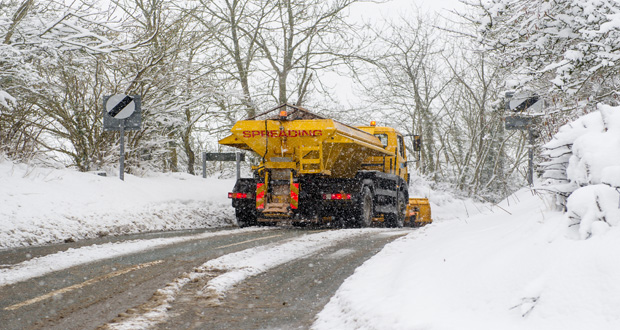 StaffordshireCC's tweet photo. ❄️Snow Alert ❄️

Snow is falling across Staffordshire again. Our gritters have been out overnight and are continuing to grit primary and extended routes today

Please only travel if essential, check your route, drive slowly and allow more time for the journey

#staffsgrit #wmgrit https://t.co/rJCPjJOGtZ