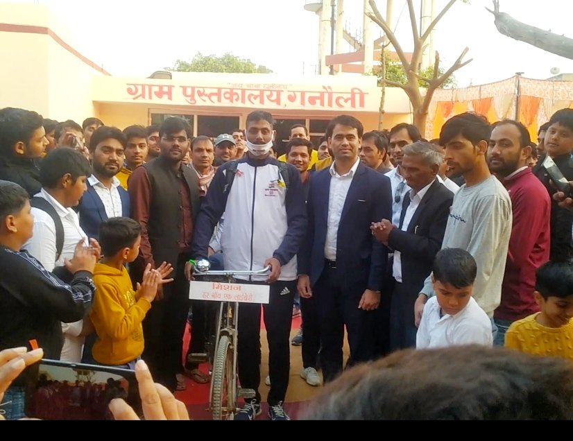 Dev_col's tweet photo. हर गांव एक लाइब्रेरी के मिशन को लेकर ग्राम पाठशाला के मजबूत स्तंभ प्रवीण बैसला की 8 दिनों की यात्रा के दौरान की कुछ pics....फिरोज आलम IPS  अपने गांव में लाइब्रेरी मैन का मनोबल बढ़ाते हुए.अब वह दिन दूर नहीं जब हर गांव में एक लाइब्रेरी होगी. @aajtak @ABPNews @nkgurjar4bjp @ZeeNews https://t.co/yQZULhiHtn