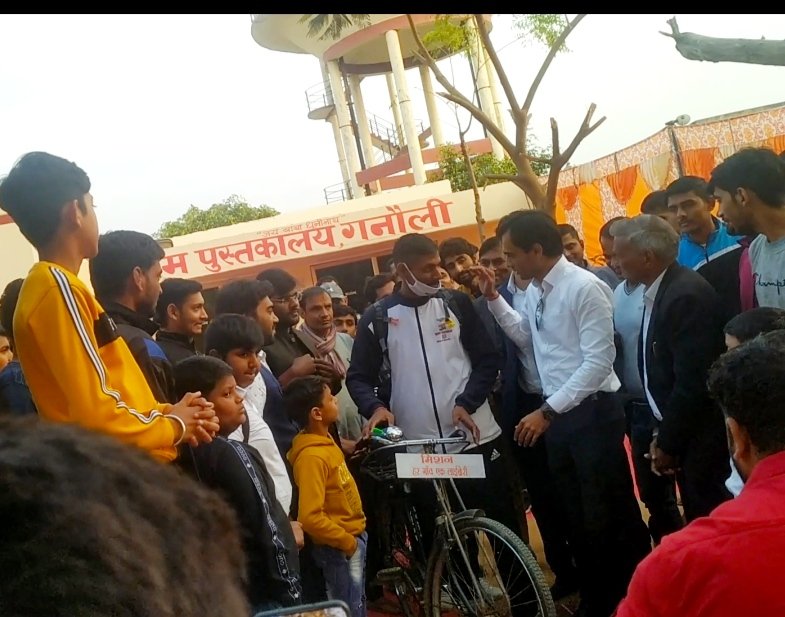 Dev_col's tweet photo. हर गांव एक लाइब्रेरी के मिशन को लेकर ग्राम पाठशाला के मजबूत स्तंभ प्रवीण बैसला की 8 दिनों की यात्रा के दौरान की कुछ pics....फिरोज आलम IPS  अपने गांव में लाइब्रेरी मैन का मनोबल बढ़ाते हुए.अब वह दिन दूर नहीं जब हर गांव में एक लाइब्रेरी होगी. @aajtak @ABPNews @nkgurjar4bjp @ZeeNews https://t.co/yQZULhiHtn