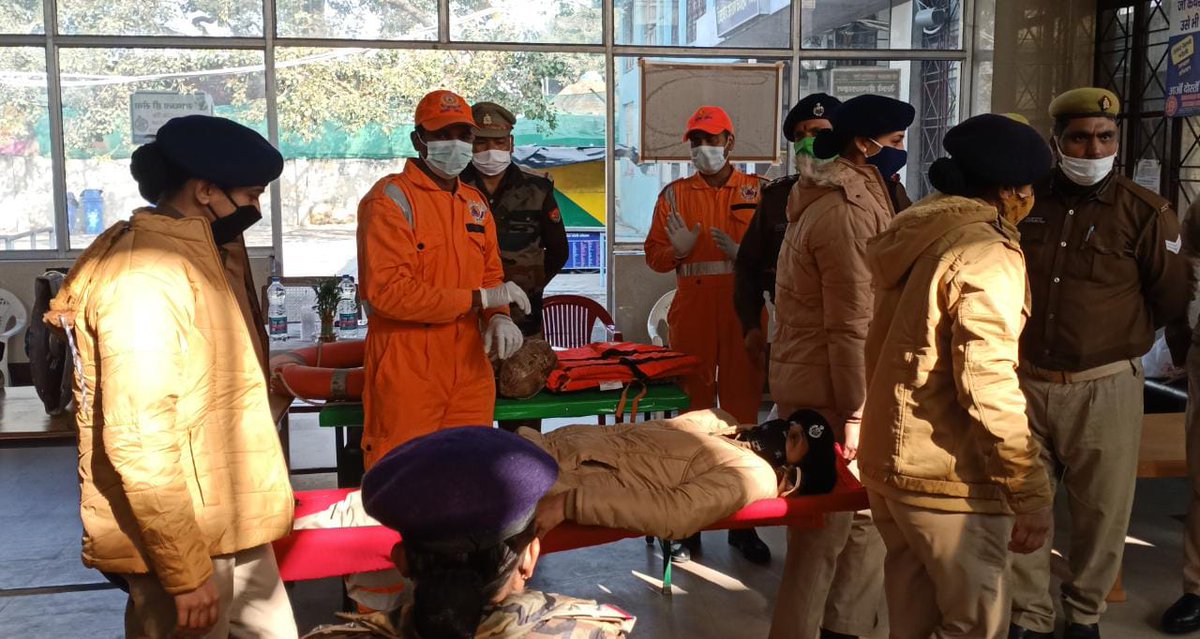 08NDRF's tweet image. Training cum Community awareness program on Disaster management with RPF &amp;amp; Railway Staff conducted at Railway Junction Bareilly.
#NDRF4U
#aapdasevasadaiv
#communityawarenessprogram