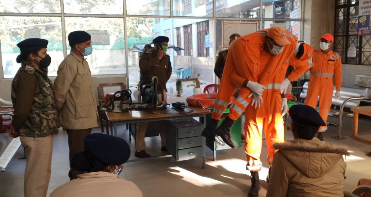 08NDRF's tweet image. Training cum Community awareness program on Disaster management with RPF &amp;amp; Railway Staff conducted at Railway Junction Bareilly.
#NDRF4U
#aapdasevasadaiv
#communityawarenessprogram