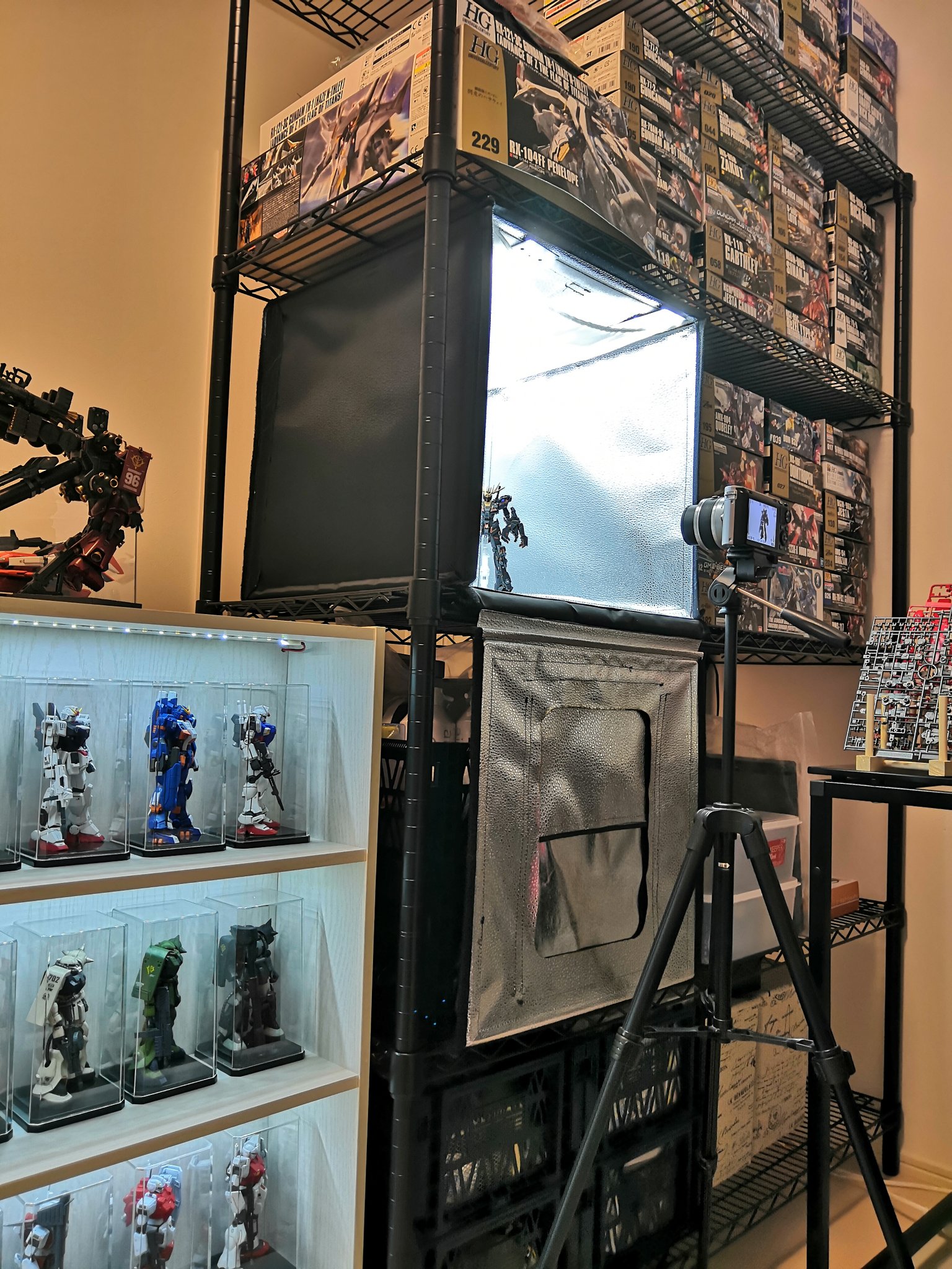 ロゼ ガンプラが作りたくなる 部屋を目指しました メタルラックに資材や積みプラ 撮影ブースを収納しています 自作ディスプレイケースはテープledにてライトアップが可能 製作から撮影まで 集中してガンプラと向き合える空間になりました ๑ ڡ ๑