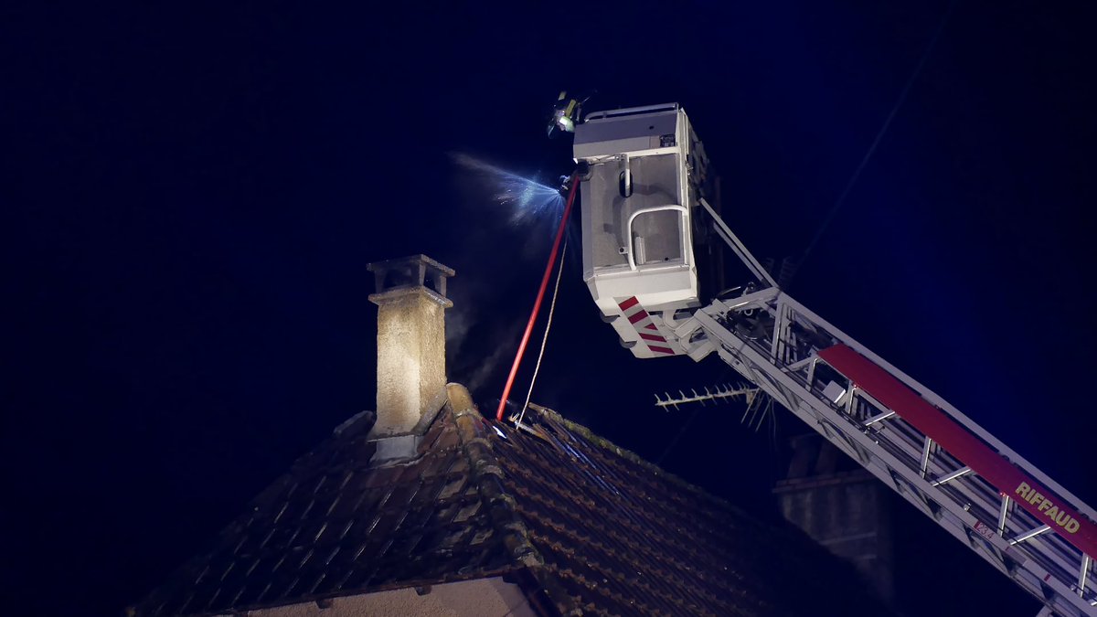 PompiersDuLot's tweet photo. Les @PompiersDuLot sont intervenus pour un 🔥feu de comble le 28.12.2020 à #lacapellemarival 🚒🚒🚒
Plus d'infos sur : https://t.co/qPZfdlB7il
#fire #pompiers #firefighters #lance #ccr #fpt #fptl #secours #incendie #sapeurpompier #dévouement #protéger #secourir #feu https://t.co/qJAp4Yn8Zq