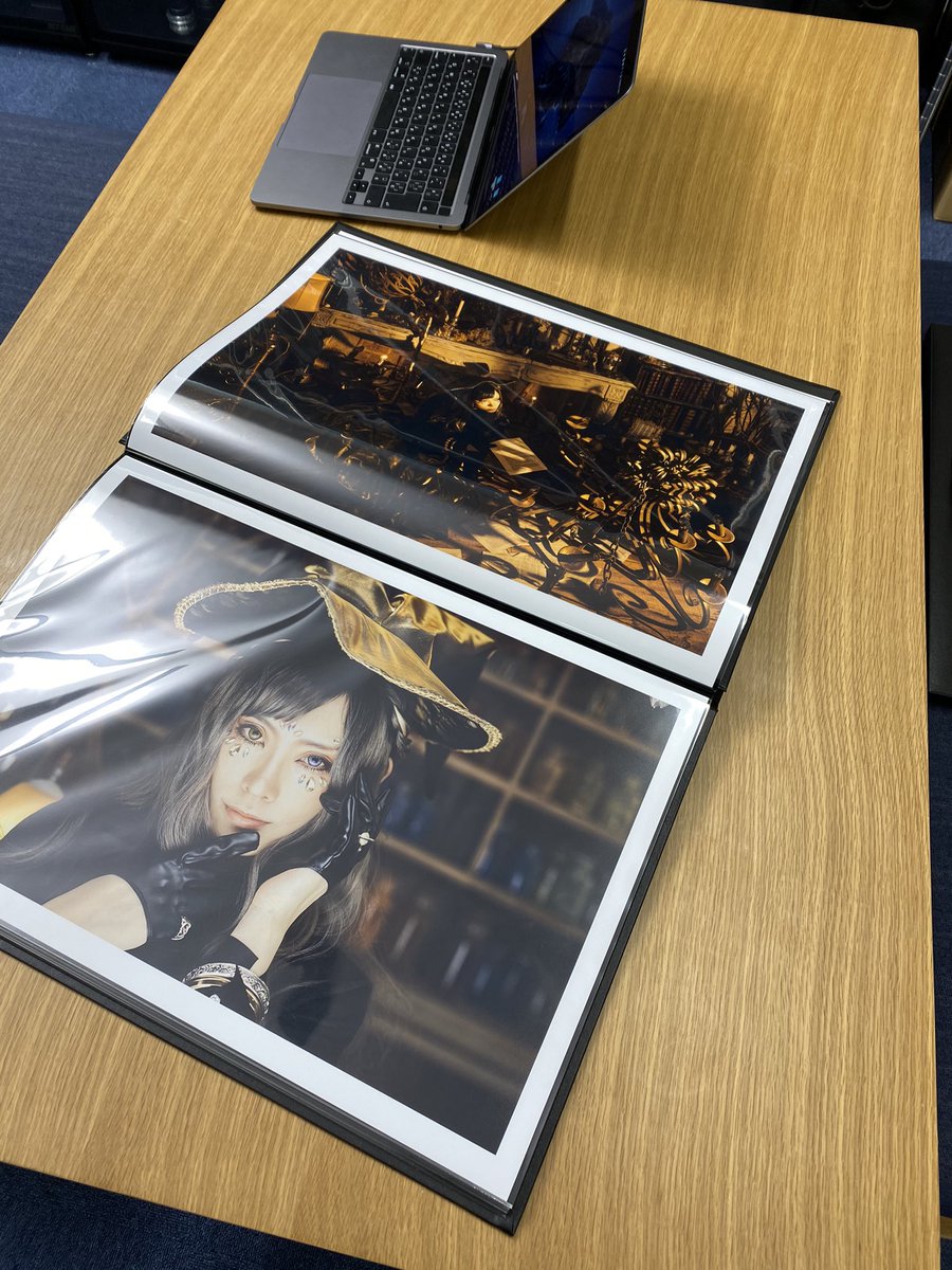 りょう 7月imagine展 8月闇の王展 やっぱり紙って強いね 商業撮影の際に趣味ポートフォリオ見せたところ こういうのいくらかかるんですか と興味持ってもらえたので概算伝えたところ発注いただけそう 趣味は趣味 仕事は仕事 上手く噛み合って来た