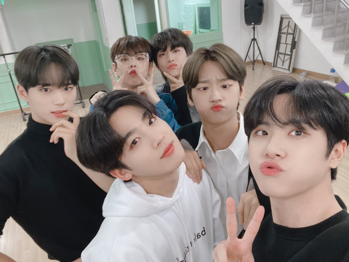 Hello, we are 하위보 (haweibo) and will be working on subbing WEi's vlives from now on 💙

#WEi #위아이 <a href="/WEi__Official/">위아이(WEi)_OFFICIAL</a>