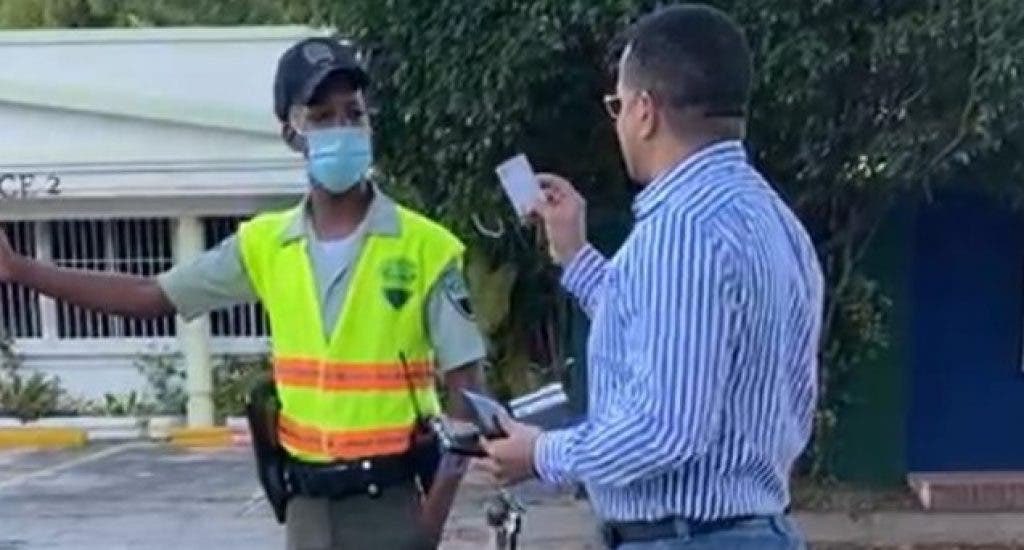 El general Frias Rodríguez le faltó el respeto a su institución y su investidura al alegar rango en una violación a la ley. Los agentes Digesett (Amet) actuaron con dignidad y sin atropello.
Que un raso le ponga una multa a un general es una muestra de avance institucional.