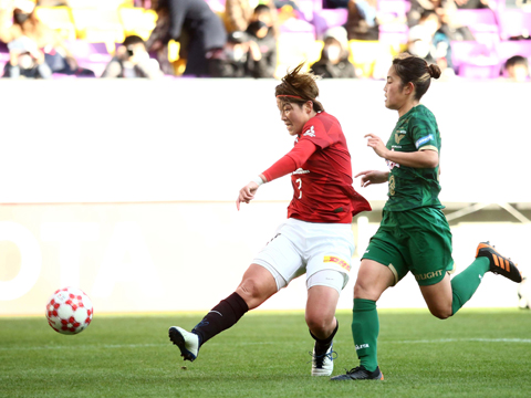 redsladiesbot's tweet photo. レディース vs 日テレ「最後まで必死に走り、闘い、貫いて皇后杯準優勝」: 29日、浦和レッズレディースはサンガスタジアムby KYOCERAで行われた皇后杯 JFA 第42回全日本女子サッカー選手権大会 決勝 日テレ・東京ヴェルディベレーザ戦に臨んだ。 ​… https://t.co/eBi0nGkncf https://t.co/BOlWL9SPIc