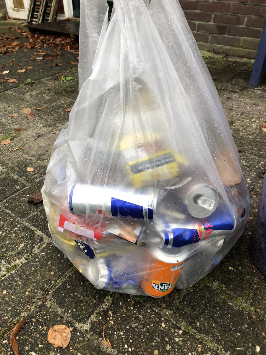 CPontier's tweet photo. @gem_Oldebroek @TanjaHaseloop De oogst van 1,5 km wandelen langs zuiderzeestraatweg in Wezep. 3,4 kilo aan vuilnis van een ander. Ik ruim met liefde op, maar waarom moet ik dan voor de kosten opdraaien met #diftar ? #nlschoon @yesyoucan https://t.co/tJ3hQSLNxg