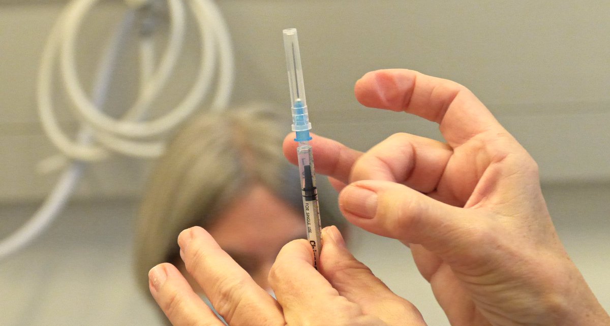 Lars Gaardhøj (@larsgaardhoj) on Twitter photo Det er fantastisk at vi har en #COVID-19 vaccine, men den hjælper os ikke nu, hvor vi nærmer os 500 indlagte i <a href="/RegionH/">Region Hovedstaden</a> og hospitaler og personale er presset i bund. Bliv hjemme, hold afstand, sprit af, drop nytårsfest, og hjælp med at knække smittekurven. #dkpol #sundpol Det er fantastisk at vi har en #COVID-19 vaccine, men den hjælper os ikke nu, hvor vi nærmer os 500 indlagte i <a href="/RegionH/">Region Hovedstaden</a> og hospitaler og personale er presset i bund. Bliv hjemme, hold afstand, sprit af, drop nytårsfest, og hjælp med at knække smittekurven. #dkpol #sundpol