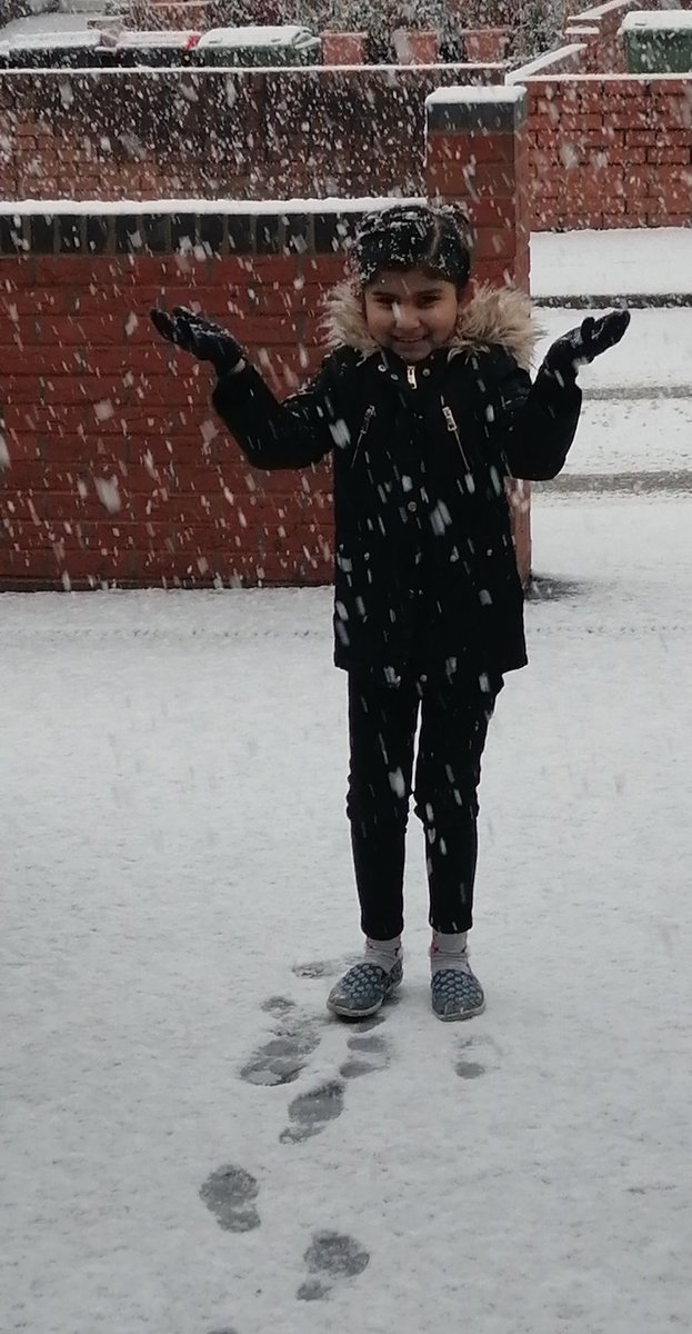 Talim41000236's tweet photo. Fozia playing in the snow. ❄️❄️❄️
@HLC_Primary @MrEvansHLC https://t.co/P6F42lI55t