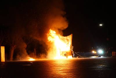 Politie schiet brandweer te hulp bij blussen brandende Aanhanger in Achterberg..