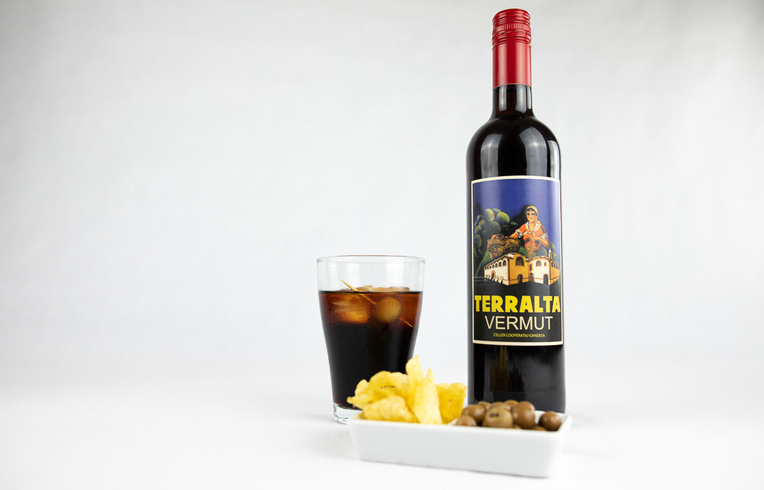 Els fans del vermut, no us podeu perdre el de la <a href="/coopgandesa/">Cooperativa de Gandesa</a> 💯👌🏽

A nosaltres ens agrada acompanyar-lo d'unes bones patates i olivetes. I tu, amb què te'l prens? 🤔
​
​#vermut #winelover #TerraAlta