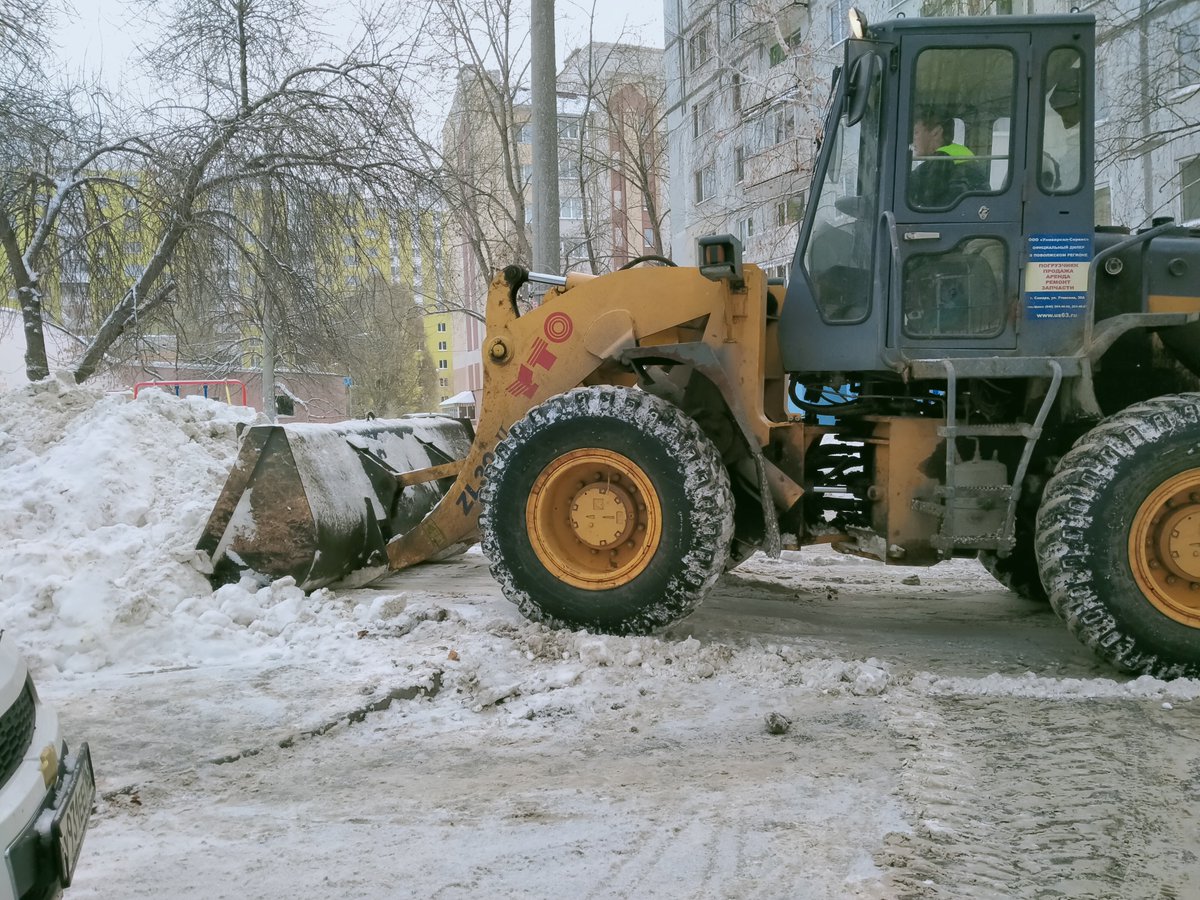 Ведутся механизированные работы по очистке внутриквартальных дорог от снега на ул.З.Космодемьянской,4,6,12,16,18,20