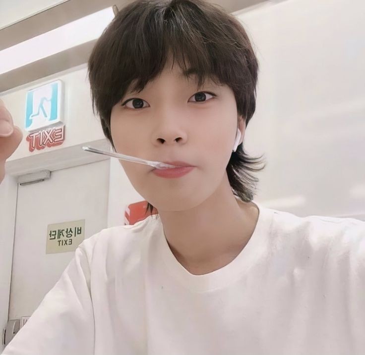 hwang inyeop being boyfriend material — a very important thread;