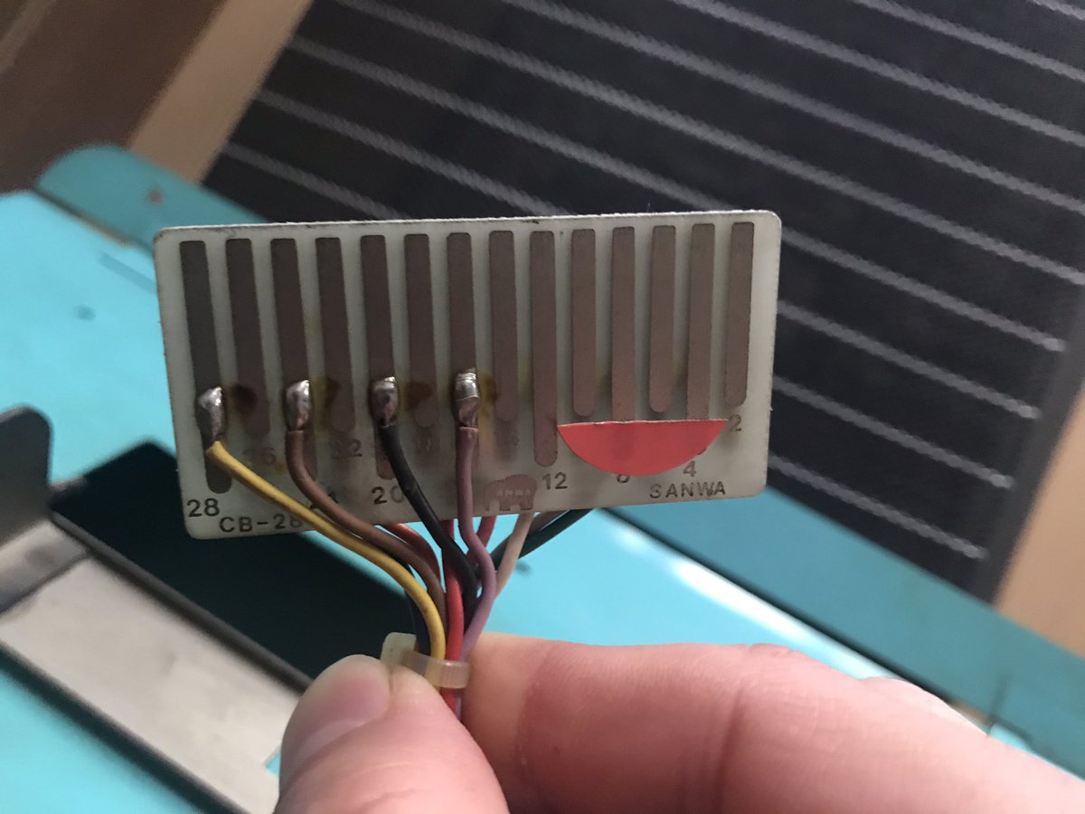 40th_usangoro's tweet image. 安かった(3000ちょい)だったから買ってしまった麻雀コンパネ🀄️
この平型コネクタ？をちょん切って四角コネクタに変えて、麻雀コンパネ用変換ハーネスつけたらいいのかな？
素人なんでよくわからぬ🤔
#テーブル筐体 #アーケード筐体 #レトロゲーム