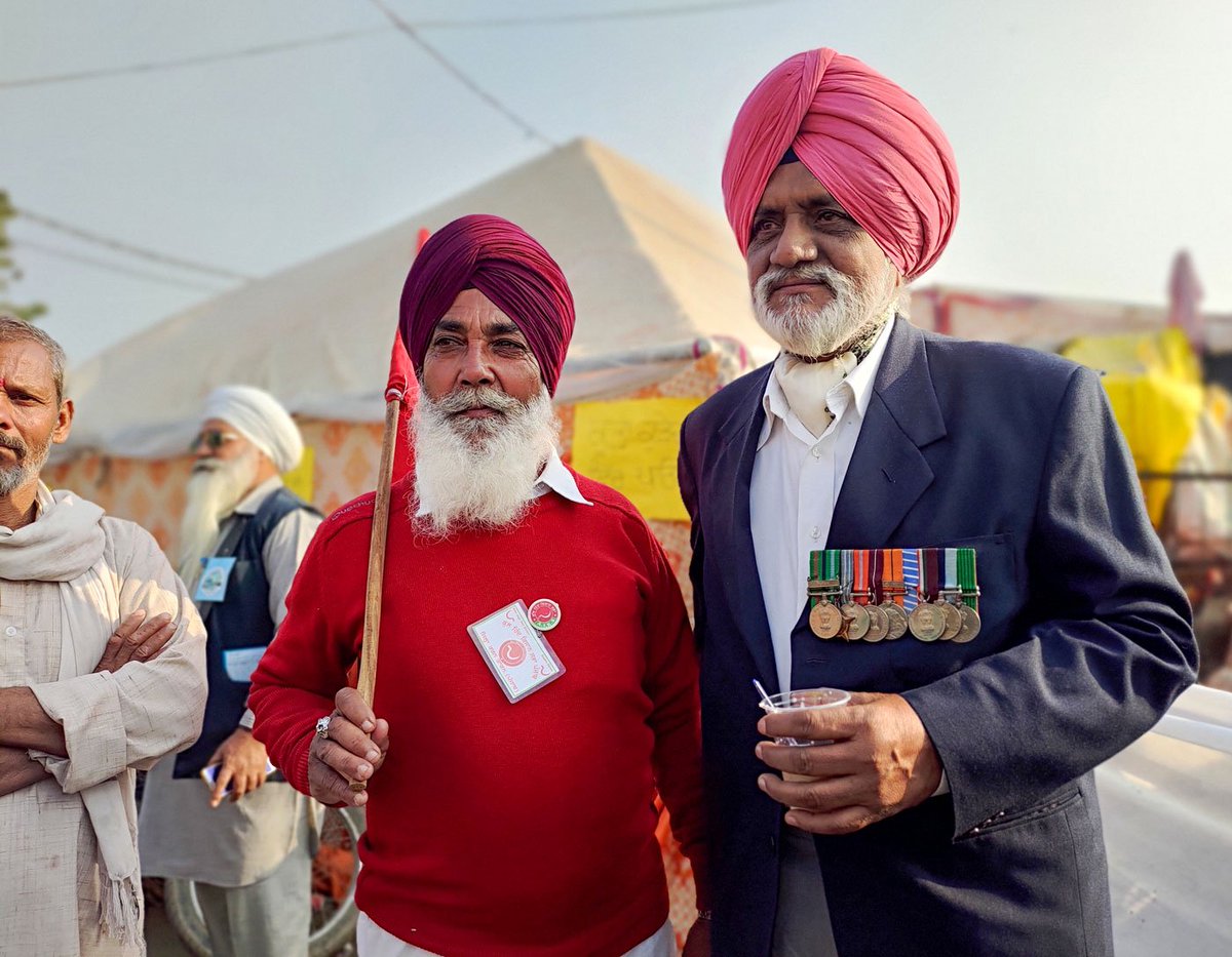 1/5. The Indian Jawan is a Kisan in uniform. And among the lakhs of peasants at Delhi’s gates is this group of 6 war heroes and veterans who have between them won over 50 medals in wars they’ve fought for India. (story link at end of thread) #FarmersProtests  #JaiJawanJaiKisan