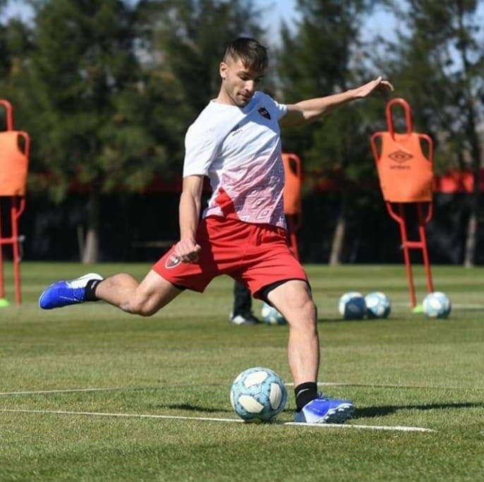 NewellsJuvenil's tweet photo. #CanteraLeprosa 🚩🏴

Mateo Maccari

⚽ Volante
🗓️ 29/12/2000
📍 Rosario
📊 131 PJ - 13 goles (AFA)
🔝 Debut por la Copa Diego Maradona el 16 de noviembre del presente año como visitante ante Lanús. https://t.co/iAQIXuoaAy