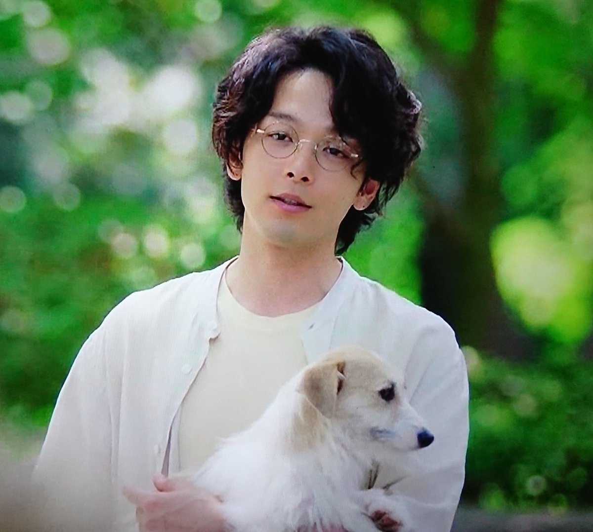 確かにご本人も横顔の達人だけど、このワンコもほんとに整った横顔