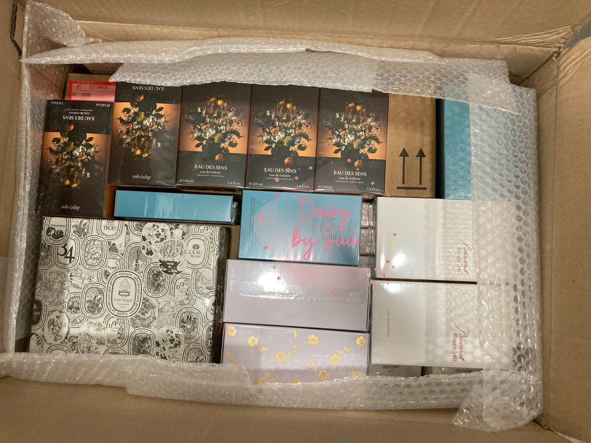 daisybysuu's tweet image. ของที่เข้าบ้านที่ฮ่องกงเมื่อวานงับ น้องจะถึงไทยสิ้นเดือนมกรานี้ค่าาา

กลุ่ม Line Open Chat 
line.me/ti/g2/yQDmWH3v…

#พร้อมส่ง #พรีออเดอร์ #ขายส่ง #ขายส่งคสอเกาหลี #HowtoPerfect #howtobeauty #wholesalecosmetics  #ของดีบอกต่อ #ของมันต้องมี #ไว้ขายของห้ามรีวิวโว้ยย