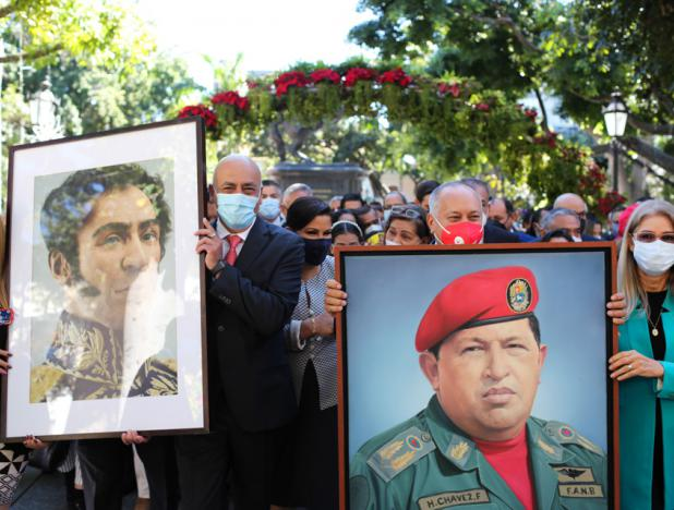 Este martes los Retratos de Simón Bolívar y Chávez que allup y su asamblea apatrida sacaron,con grosería y todo, retornan al Palacio Federal Legislativo,#NuevaAsambleaNacional @NicolasMaduro @Mippcivzla @dianaleal31 @marlene86121873
 @Vilma_Meche @SoilaRosa17 @AnabelKC1 @tropa