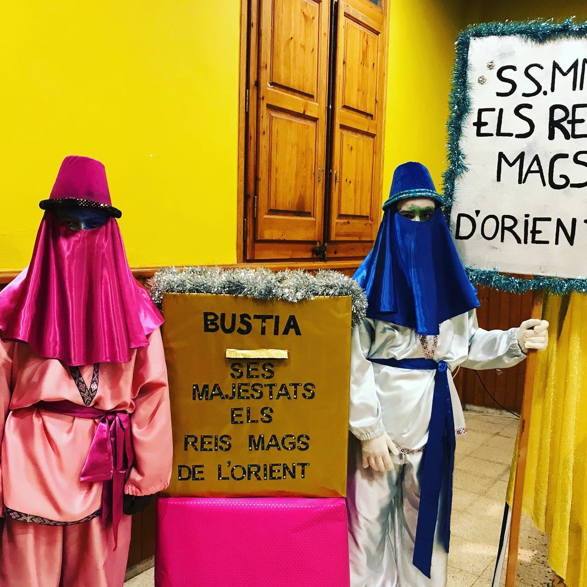 pepcoma's tweet photo. ❤️ Gràcies a tota la comitiva reial que surt a les fotos i als ajudants que no hi surten per mantenir la il·lusió d’aquesta nit! #Reis #Molló #5degener #Mainada https://t.co/EnpRamhMCN