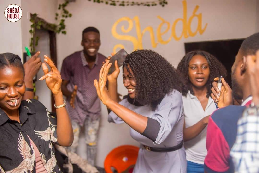ShedaHouse's tweet photo. For most of it Shèdá House is our happy place. 

We learn in the best environment anyone could ask for. And work with really amazing people.

#shedahouse #shedacreativecommunity #shedahouseexperience #ibadancity #ibadan #learngraphicsdesign #learnwebdevelopment #learningnewskills https://t.co/fgA5vGjU2e