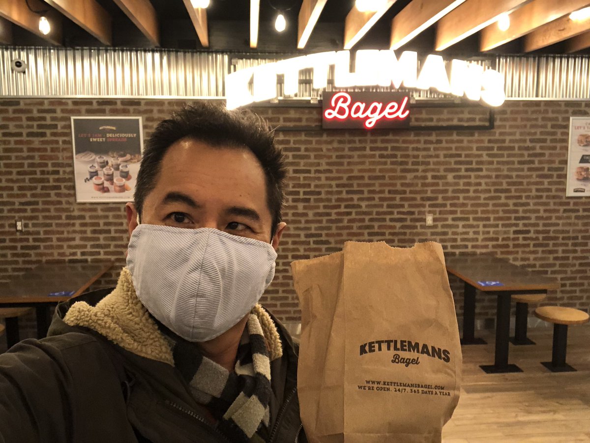 Jeffy_B_'s tweet photo. Stopped by @kettlemans at 5am to pick a few Bagels for the first work day of 2021.
.
Bagels were being rolled, boiled and baked when I arrived. And  I thought I got up early!!!
.
#sanson2021 #fgfp #montrealbagels #toronto #torontofoodie https://t.co/tAyU0z6nax