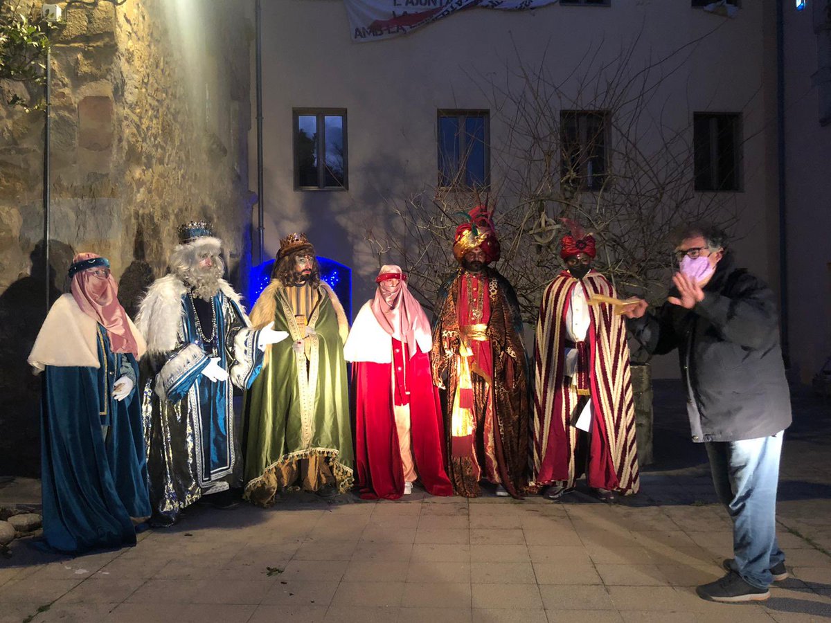 ajuntamentbas's tweet photo. 👑 Ses Majestats👑 ja han arribat 👑a la Vall d’en Bas! 

🗝 @LluisLlulluab els hi ha fet entrega de la clau que obre les portes de totes les cases dels pobles de la Vall

🎁 Feliç #NitdeReis! 

#Garrotxa https://t.co/0RkfNrNBie