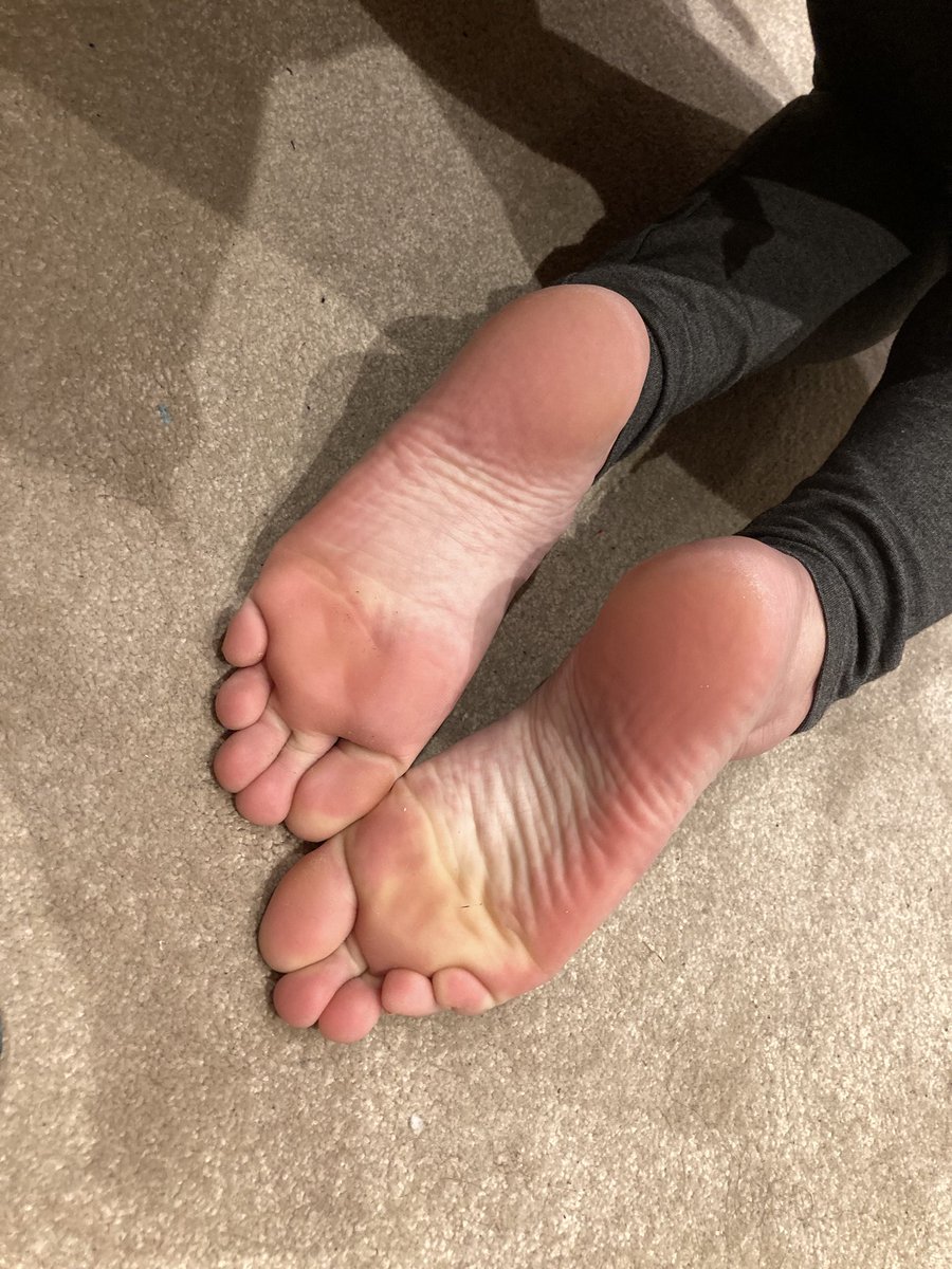 RedsoleGoddess's tweet photo. #Sweaty feet after sticking them in front of a hot heater! 🥶🥵 💋🔱 #coldfeet #hotfeets #sweatyfeetfetish #uk5 #us7 #eu38 #footheaven #essexfeet #feetneedlove #maltesefeet #italianfeet #secondtoelonger #onlyfansfeet #higharchedfeet #footqueen #naturalfeetbeauty #higharchfetish https://t.co/IInPjAbGiT