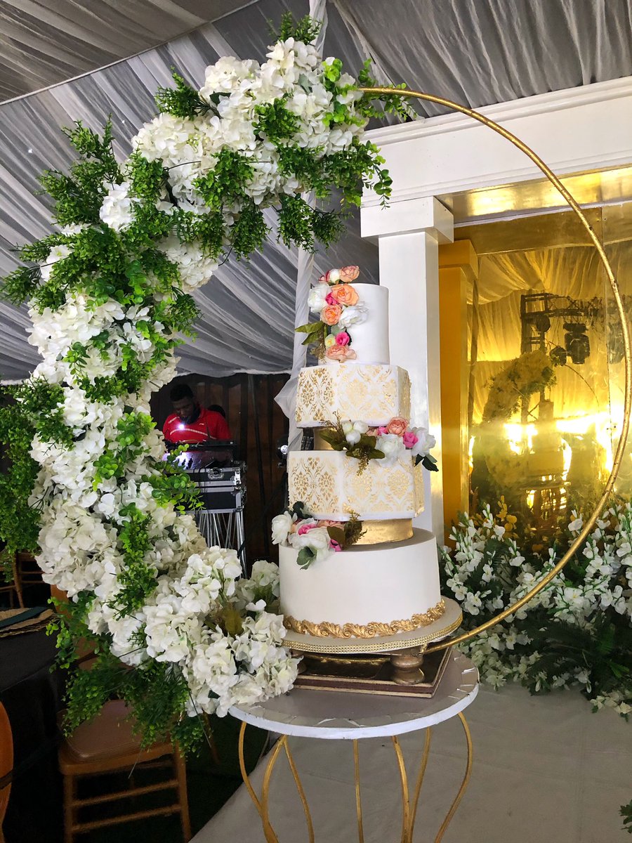 esedidi's tweet photo. Naija bakers! Are we still introducing wedding cakes in 2021?
I’m asking for myself o
#AbujaTwitterCommunity #abujabaker #warribaker #EricaOnceSaid #Crypto #bobrisky #lockdown #ExtraSpecial2021 #Naijabaker https://t.co/nsKlMLIkNS