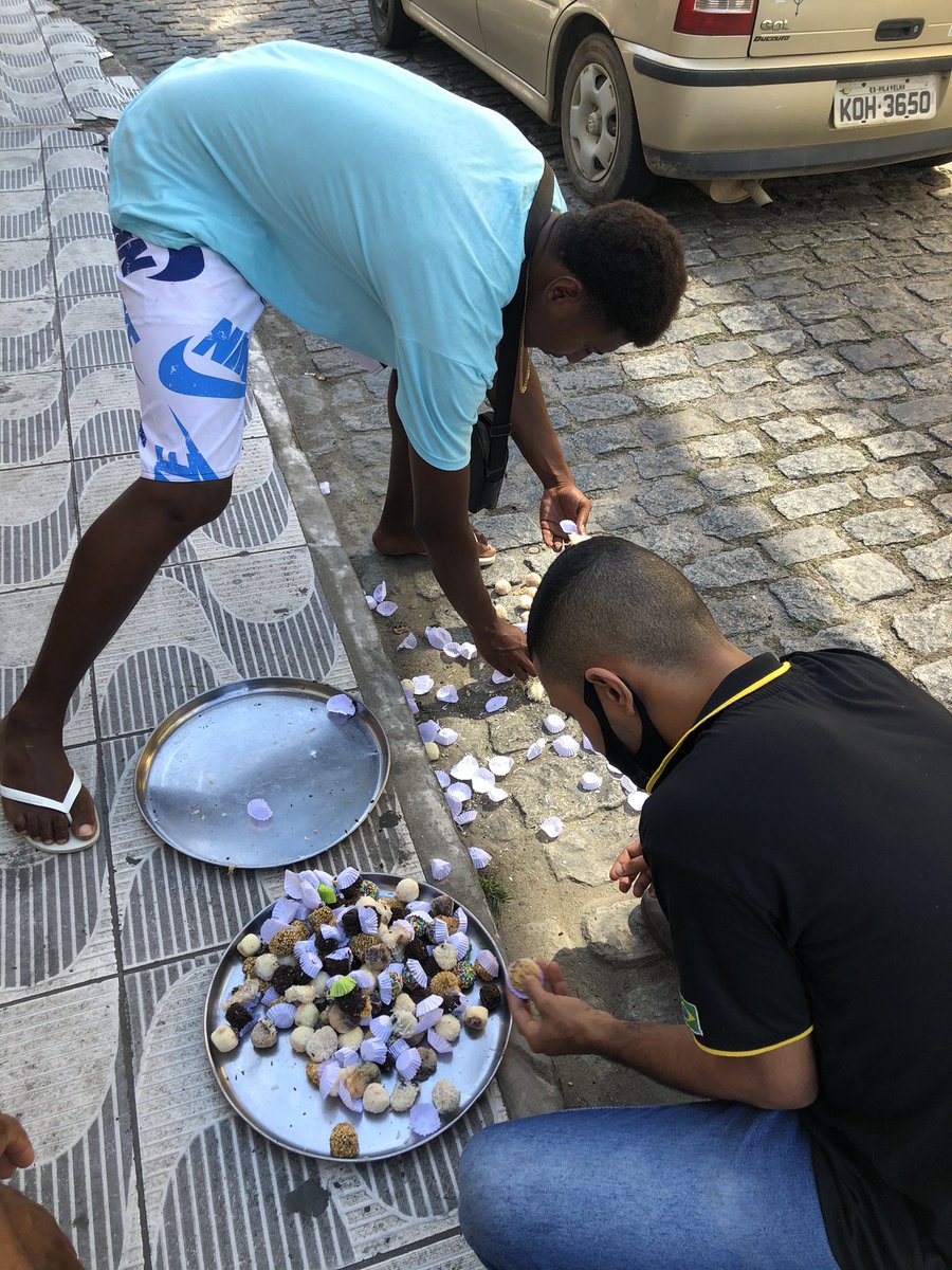 euweslley_psg's tweet photo. Esse jovem estava a caminho da praia pra vender seus docinhos, mas se desequilibrou e TODA a bandeja de docinho caiu no chão, eu, o amigo da loja e mais uma galera se prontificamos a ajudar, compramos todos os docinhos que caíram no chão. Há males que vêm para o bem 🤍🕊🙏🏽 https://t.co/3T3C9zA7kS