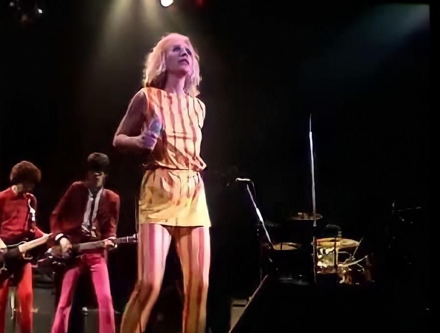 Albinomusic's tweet photo. When Blondie turned her back on punk and it all went so very right:  https://t.co/zQwXR7H6Li https://t.co/FddQziHavD
