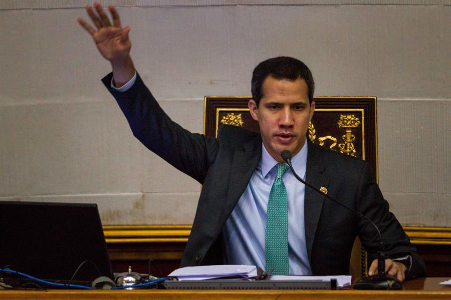 diariodlosandes's tweet photo. #Política  Guaidó instala una Asamblea Nacional continuista con menos apoyos #5Ene #MonitorVe  https://t.co/2CO29buuML https://t.co/eELjVeBzJO