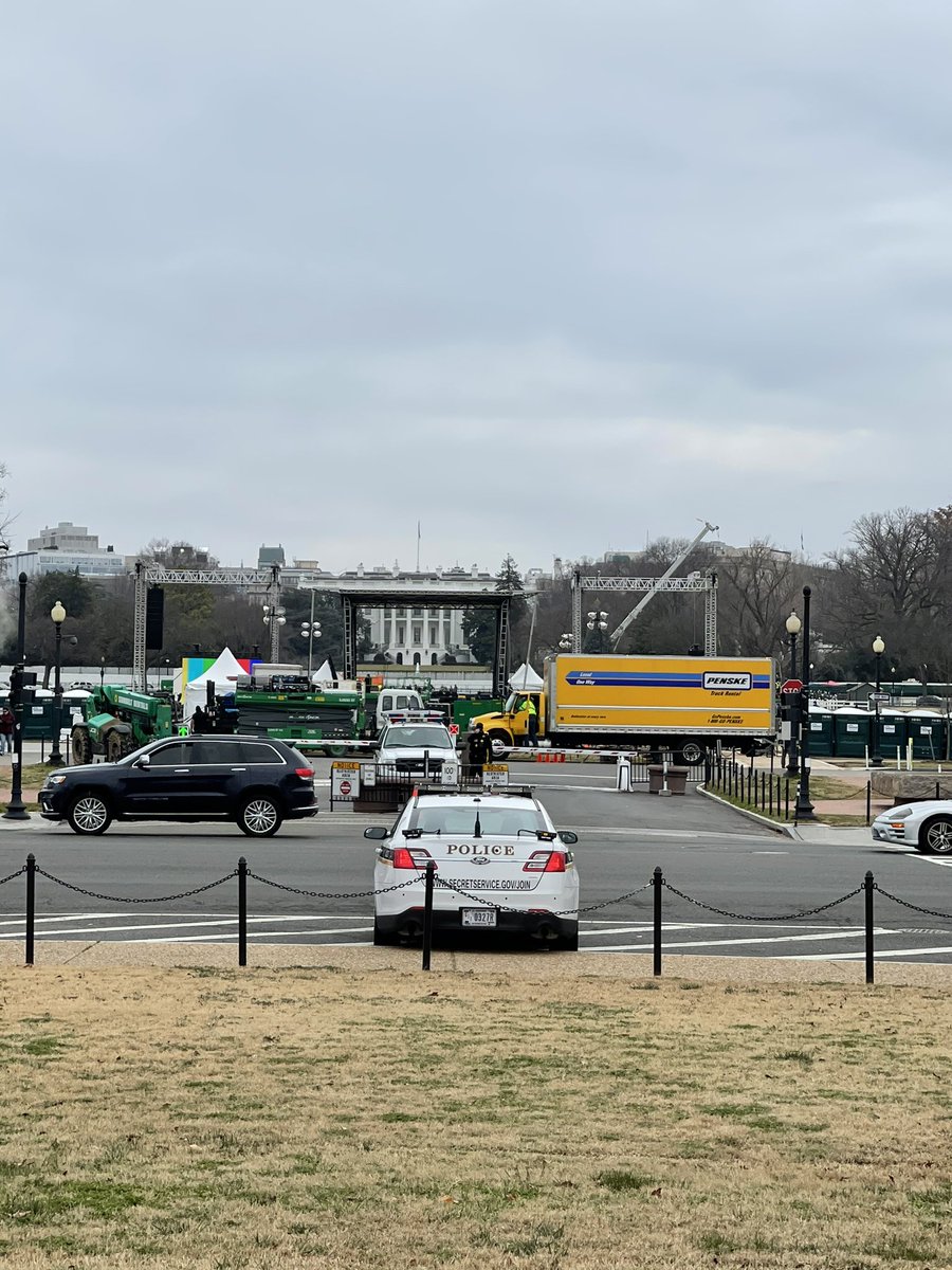Velvethammer9's tweet photo. Big stage going up on the Ellipse. Patriots out REAL early this AM on the National Mall... https://t.co/YwHFrnpCDG