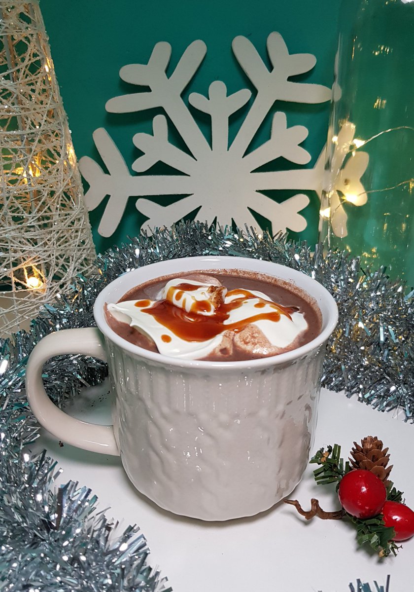 FlandePoster's tweet photo. Ya vienen los Reyes Magos Flanes!!!
Y yo vengo con el penúltimo #HotChocolate, hoy de #toffee 😋
Necesitamos 250 ml de leche, 40 gr de toffee o caramelo, 8 gr de cacao en polvo y una cucharadita de pasta de vainilla
#NextTwit https://t.co/L9pWtRBAeZ