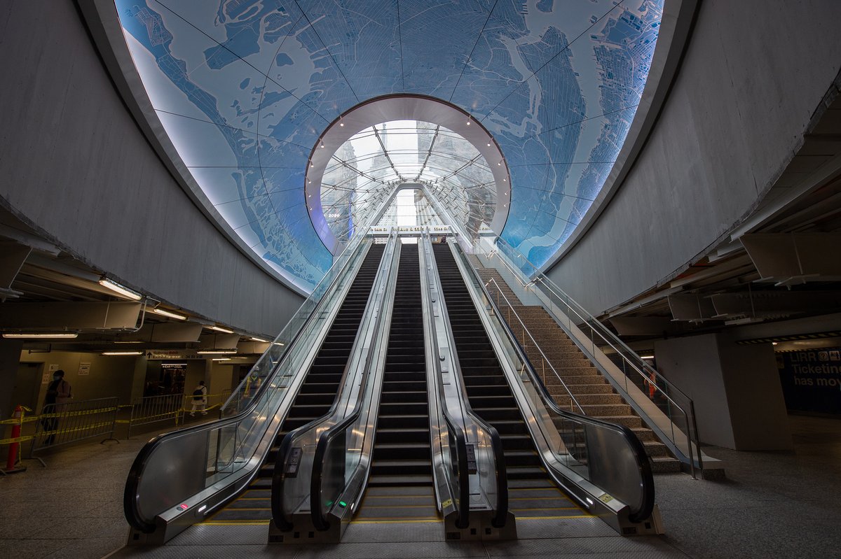 2- The stunning new Moynihan Train Hall is now open for  @LIRR customers and we opened Phase I of the East End Gateway project, an iconic new entrance and direct connection from street level to the LIRR concourse at Penn Station.
