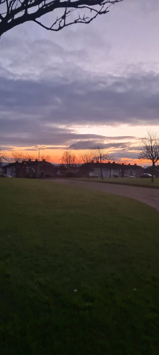 mrshmc's tweet photo. Day 6 #100daysofwalking.. thinking of letting dog behind she keeps stopping for a sniff or pee and she's killing my wrist. A small walk with her then it's off for my own walk is way to go for now. #toomanyinjuries #needexercisetoheal #blessed #mentalhealth #whenyoureoutyourein https://t.co/XXhfV0NqCl