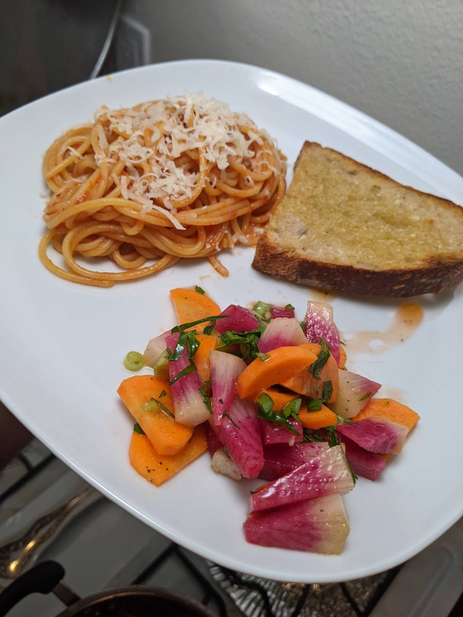 buongustofarms's tweet photo. This week we kept it simpler than usual, with spaghetti with marinara sauce, salad, and garlic bread. All with delicious Buon Gusto Farms Organic Extra Virgin Olive Oil! 🫒 https://t.co/uNIZ3b3RTD