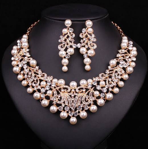 Never forget your sparkling jewelry set