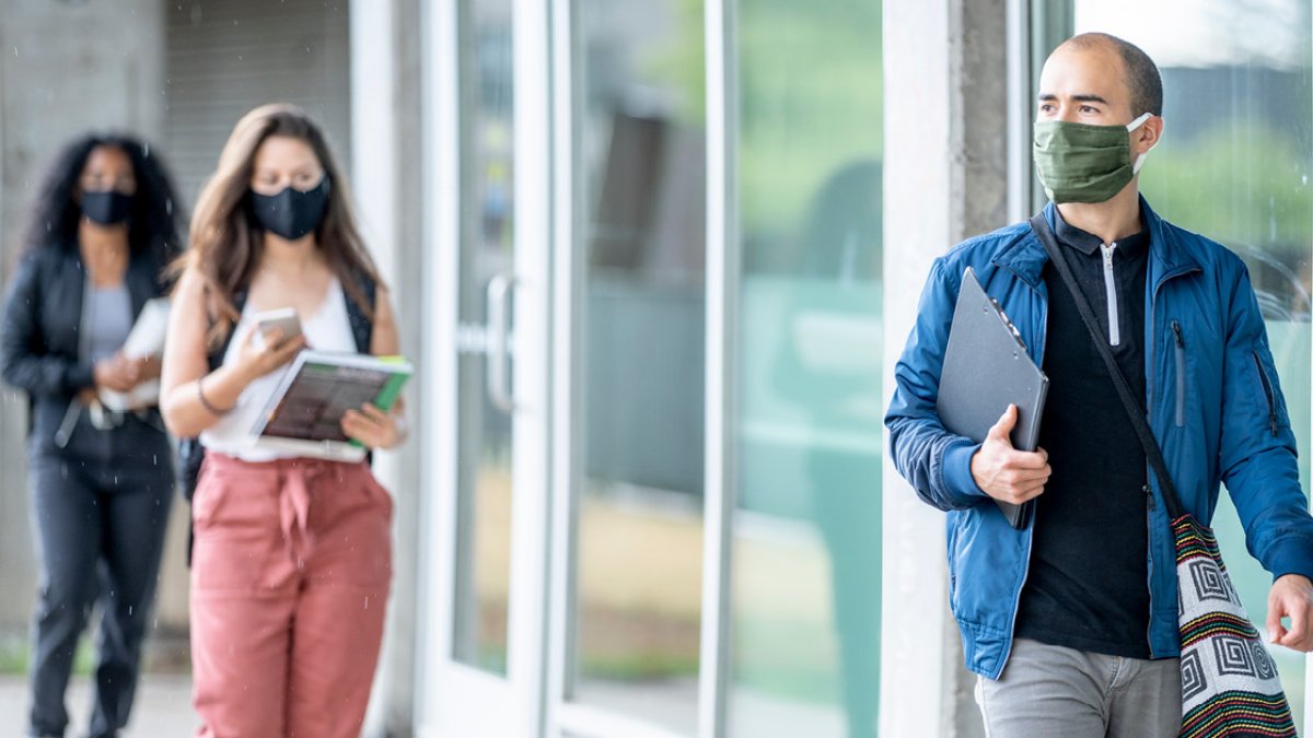 UniversitiesUs's tweet photo. 🩺 The American College Health Association has recommendations for colleges and universities as the #COVID19outbreak continues in the U.S. and around the world 🦠

👉 https://t.co/1OmcLPVwv4 👈

#Covid19 #coronavirus #CoronavirusPandemic #socialdistancing #socialdistanceproperly https://t.co/WymbmDA5r7