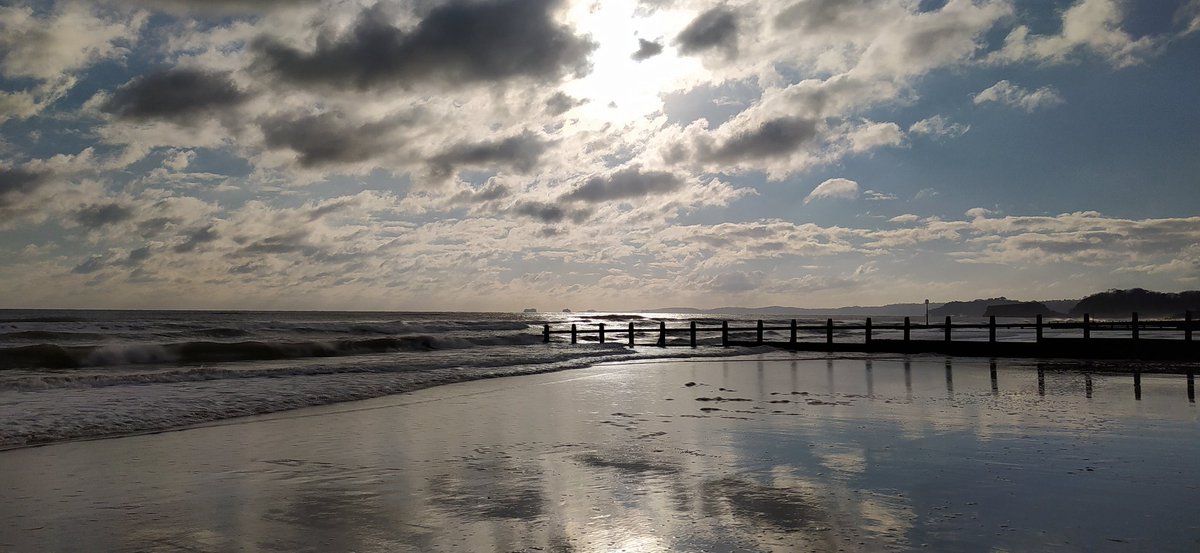 paddyhardcore's tweet image. Glorious Devon great place to do you lockdown walk on an empty beach.