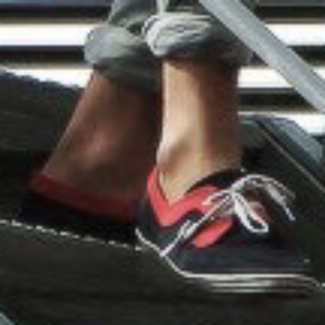 louis tomlinson’s ankles: a thread