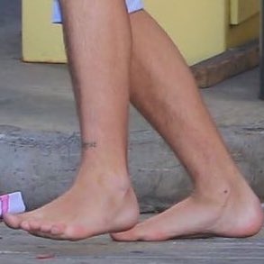louis tomlinson’s ankles: a thread