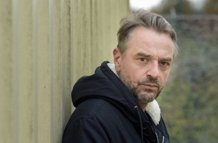 LCVMagazine's tweet image. #thriller 

La #série belge flamande fait un carton sur #netflix
On y découvre 2 flics infiltrés, qui s'installent à deux pas de la villa de l’un des plus grands producteurs d’ectasy au monde. Ensuite, on bascule dans leur histoire...

A lire ici : lcv-magazine.net/2020/12/29/ser…