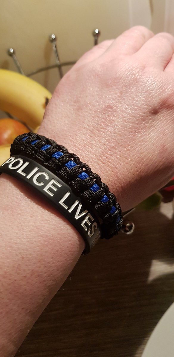 leepiper66's tweet photo. Yay!!! My new paracord wristband turned up today 😁 100% unconditional support my TBL close friends. #paracord #wristsband #ThinBlueLine #ProtectTheProtectors #friendsinblue #policelivesmatter #unconditionalsupport #thankyou #police https://t.co/ufQb0XJ875