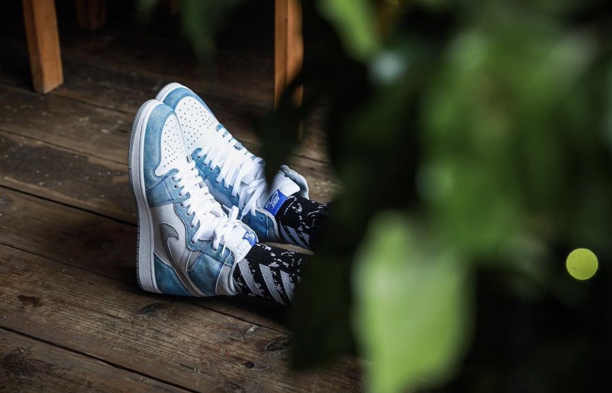 jordan 1 high hyper royal on feet