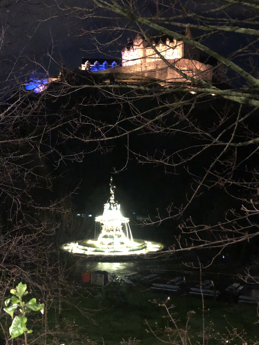 Great view of the Ross fountain in Princes St gardens and Edinburgh castle on my run tonight- still spotting landmarks!  #Edinburgh #cityrunning