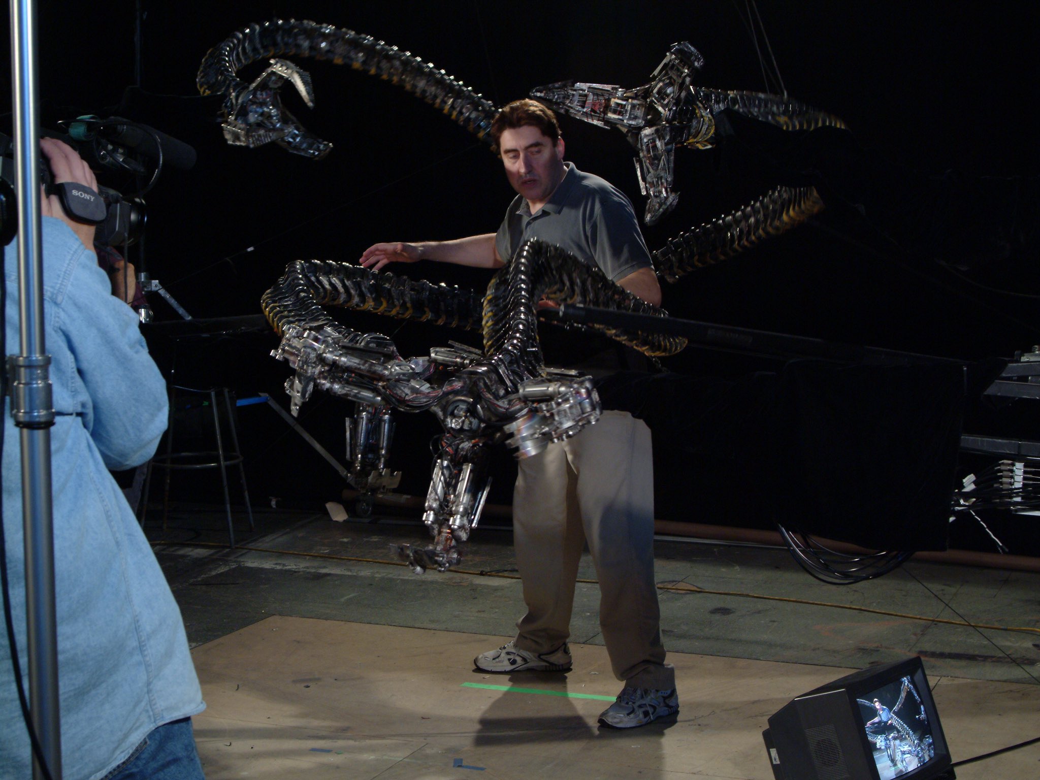 تويتر \ Spider-Man 3 turns 15! على تويتر: "Spider-Man 2 (2004) Alfred Molina  wearing Doc Ock's mechanical arms in his regular, everyday clothes  https://t.co/dh0Kvy96h7"